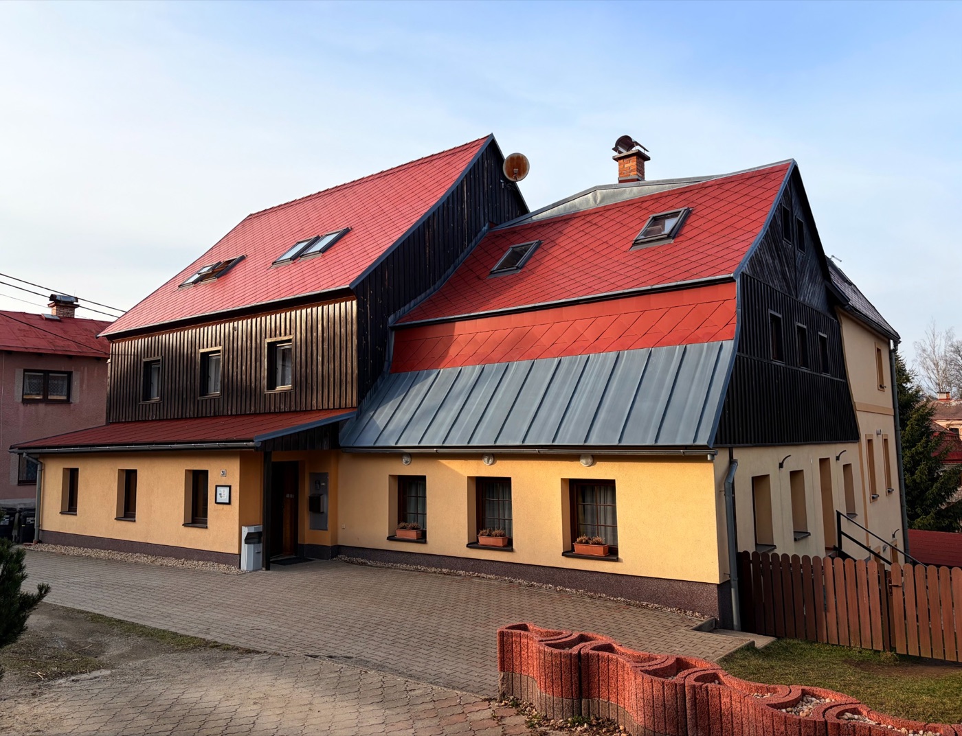 Penzion Červená Karkulka – čelní pohled na budovu s červenou střechou