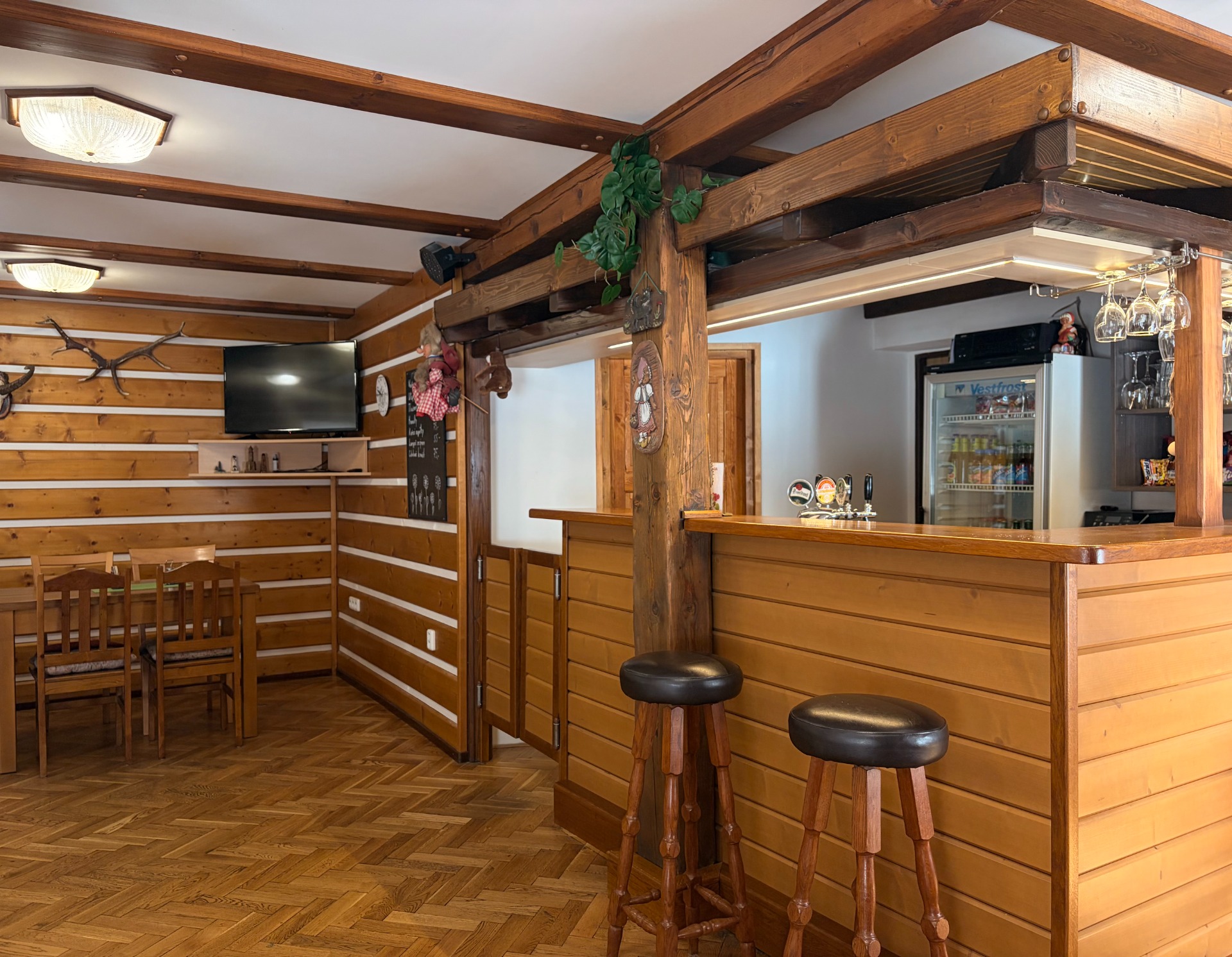 Bar ve společenské místnosti penzionu
